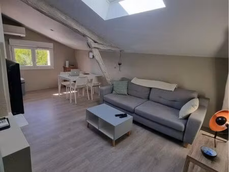 t2 rénové avec climatisation et parking