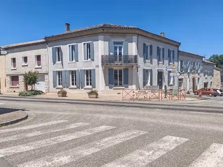 à deux pas des commerces – maison d'environ 230 m² – 5 chambres – grande pièce de vie –...