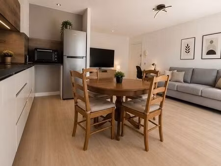 appartement 2 pièces avec balcon  piscine et 2 stationnements