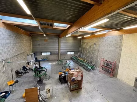 location local d'activités 636 m²