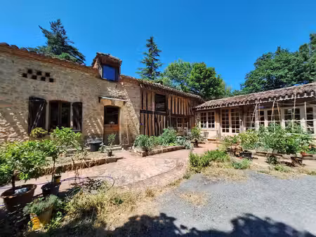 maison en pierre avec piscine et terres.
