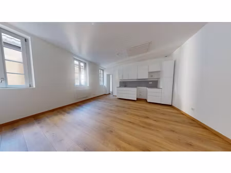 dole rue arney t2 44m2 entièrement rénové + place de parking