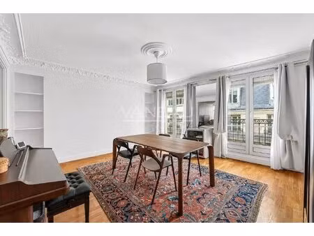 paris viiie - boissy d'anglas - appartement deux chambres en étage élevé avec balcon...