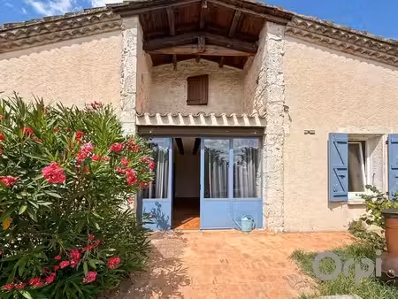 dans un village haut perché  maison en pierre avec jardin attenant et sa vue panoramique