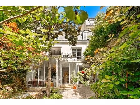 hotel particulier familial avec grand jardin dans le quartier de