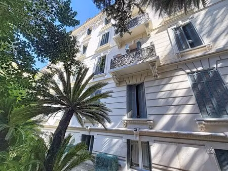 cannes 300 m. palais : bourgeois a renover + jardin