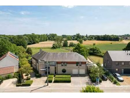 exceptionnelle villa avec vue sur la nature.