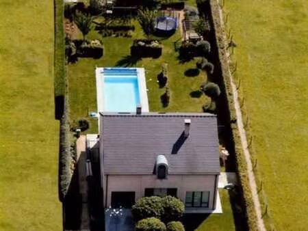 villa prête à emménager avec piscine. 4 chambres  2 sdb.
