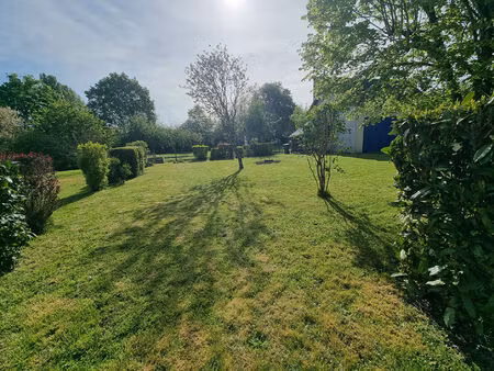 a vendre à garchizy  terrain constructible viabilisé de 852 m² avec garage .