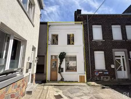 une maison pleine de potentiel avec un jardin qui vous fera
