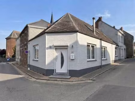 jolie maison d’angle au centre du village
