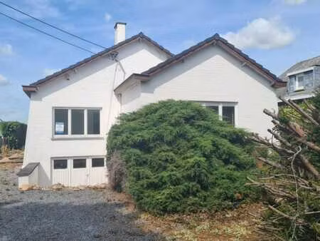 maison de plain-pied avec 2 chambres  garage  cour  jardin.