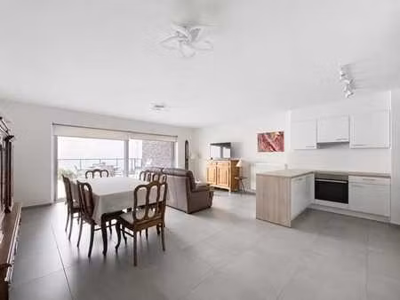appartement 2 chambres avec terrasse et parking. libre le 1e