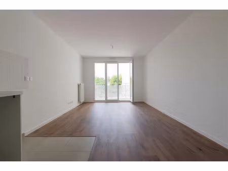 location appartement 3 pièces 70 m² à savigny-le-temple (77176)  1 205 €