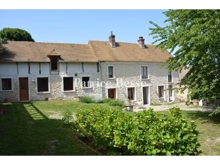 à 90 km de paris  en haute-normandie  un corps de ferme du 18e s. rénové. ses dépendances.