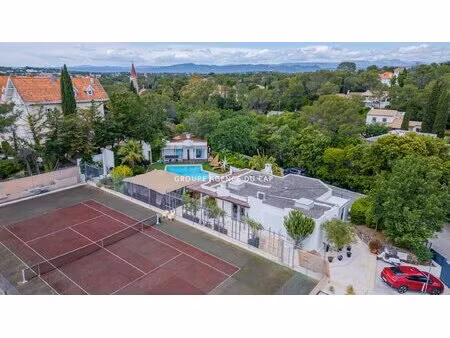 rare  villa atypique contemporaine  piscine et tennis  à st raphael valescure