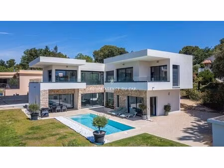 résidentiel belle villa d'architecte offrant 235 m²   jardin avec piscine  st raphael les.