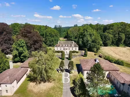 raival – élégant château du xviiiᵉ siècle au cœur d'un domaine de 8 7 hectares