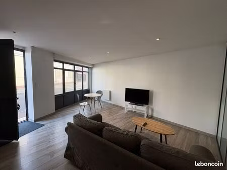 grand t2 meublé rénové – hyper centre de cognac – lumineux et tout équipé