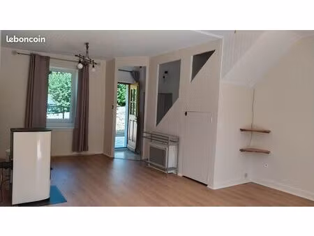 location nue d’une maison de village en pierre  entièrement rénovée