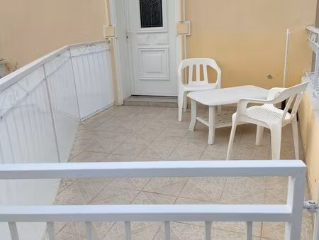 t2 meublé de 28 m2 avec terrasse - maison de 2 appartements