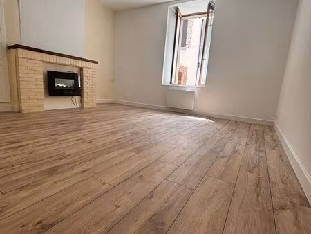 location – appartement 48 m² rénové avec cour privative – centre-ville de ferrières-en-gât