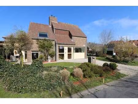 maison lumineuse avec 2 chambres à coucher et un beau jardin