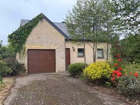 lot 1 saint-hubert : belle maison d'habitation avec garage