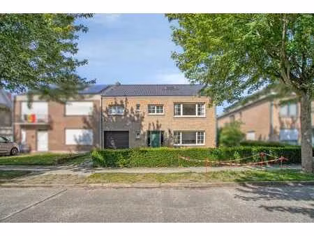 spacieux bâtiment mitoyen à sint-andries dans un emplacement