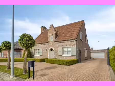 landelijk gelegen open bebouwing met garage en prachtig u...