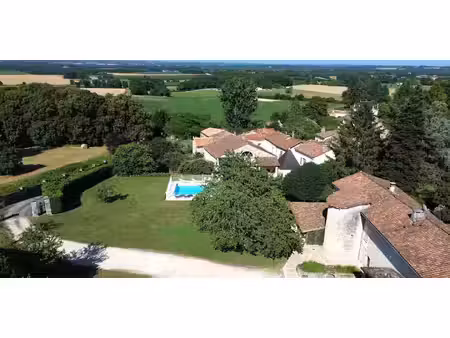 maison avec piscine et terrasse charras (16)