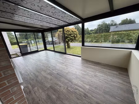 maison individuelle en briques avec véranda et jardin à wavran