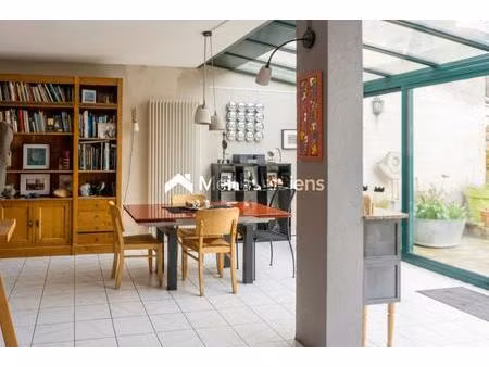 ensemble immobilier : 1 maison avec garage et jardin + 1 local pouvant accueillir 2 logeme