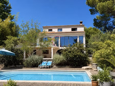 villa d'exception de 220m2 avec piscine dans un écrin de ver