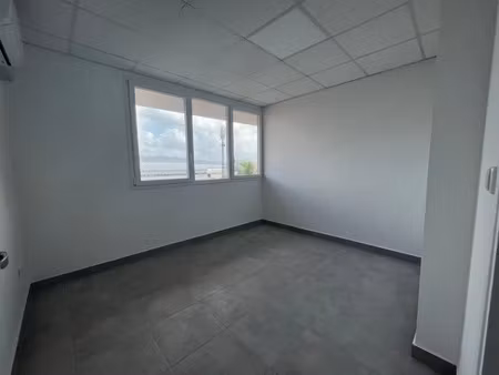 location bureau 85 m² à le lamentin (97232)