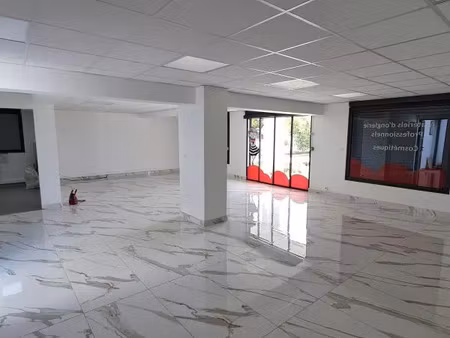 location commerce 93 m² à la possession (97419)
