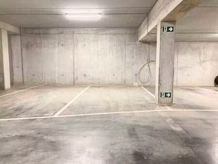 wezembeek-oppem - emplacement de parking