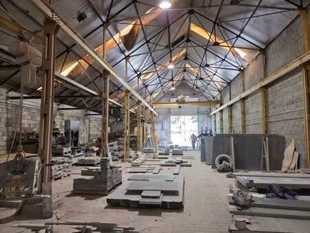 entrepôt de +-700 m² + bureau  cuisine et buanderie