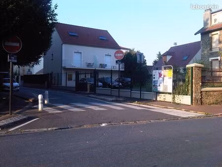appartement f2 avec cuisine meublée et un parking