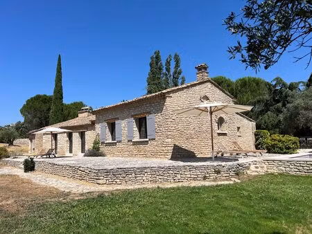 maison de plain-pied en pierre entièrement restaurée à vendre à gordes avec un parc...