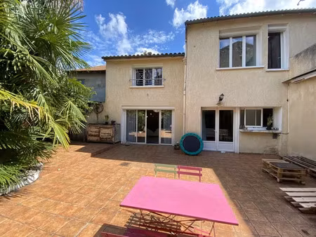 bel ensemble comprenant un local commercial et 4 logements loués
