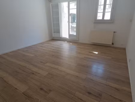 local professionnel de 61 m2 bureaux avec parking  cave et