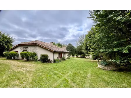 ensemble de 2 maisons en campagne avec 1hectare 78 de prairie autour avec puits et mare.