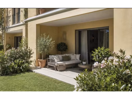 lumineux appartement 3 pièces plein avec grand jardin privatif  au coeur de cucuron