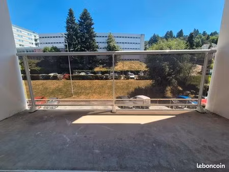 t4 avec balcon + stationnement. loyer tout inclus