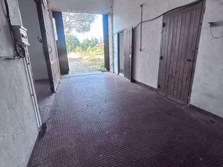 local/ entrepôt de stockage de + de 80 m²