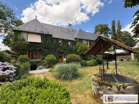 grande et charmante demeure avec terrain et dépendances.