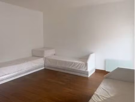 t2 lumineux et calme dans petite copro en face du parc
