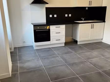 à louer - appartement au rez de chaussée avec terrain