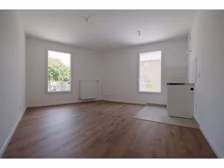location appartement 1 pièce 31 m² à savigny-le-temple (77176)  637 €